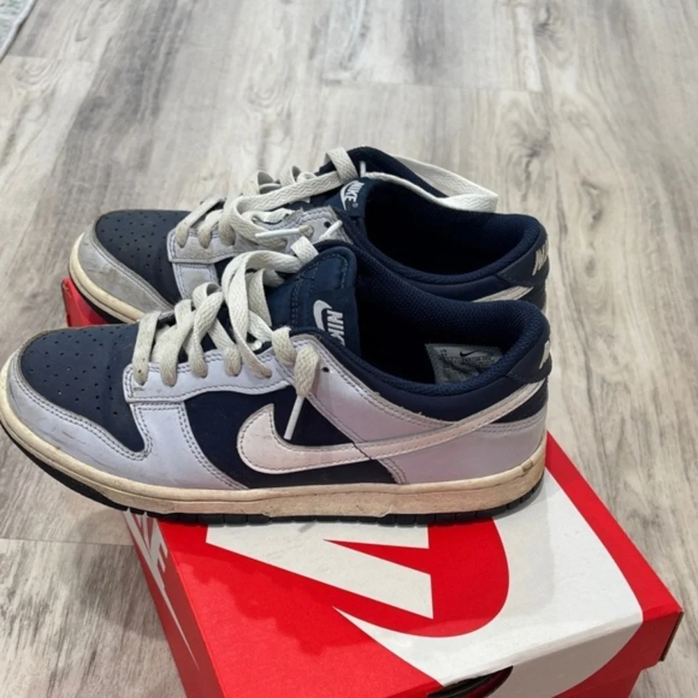 Nike Youth Dunks Dark Blue and White Sneakers size 6